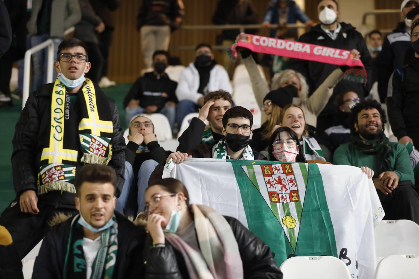 El ambientazo en la grada del Arcángel en el Córdoba CF - Sevilla FC, en imágenes