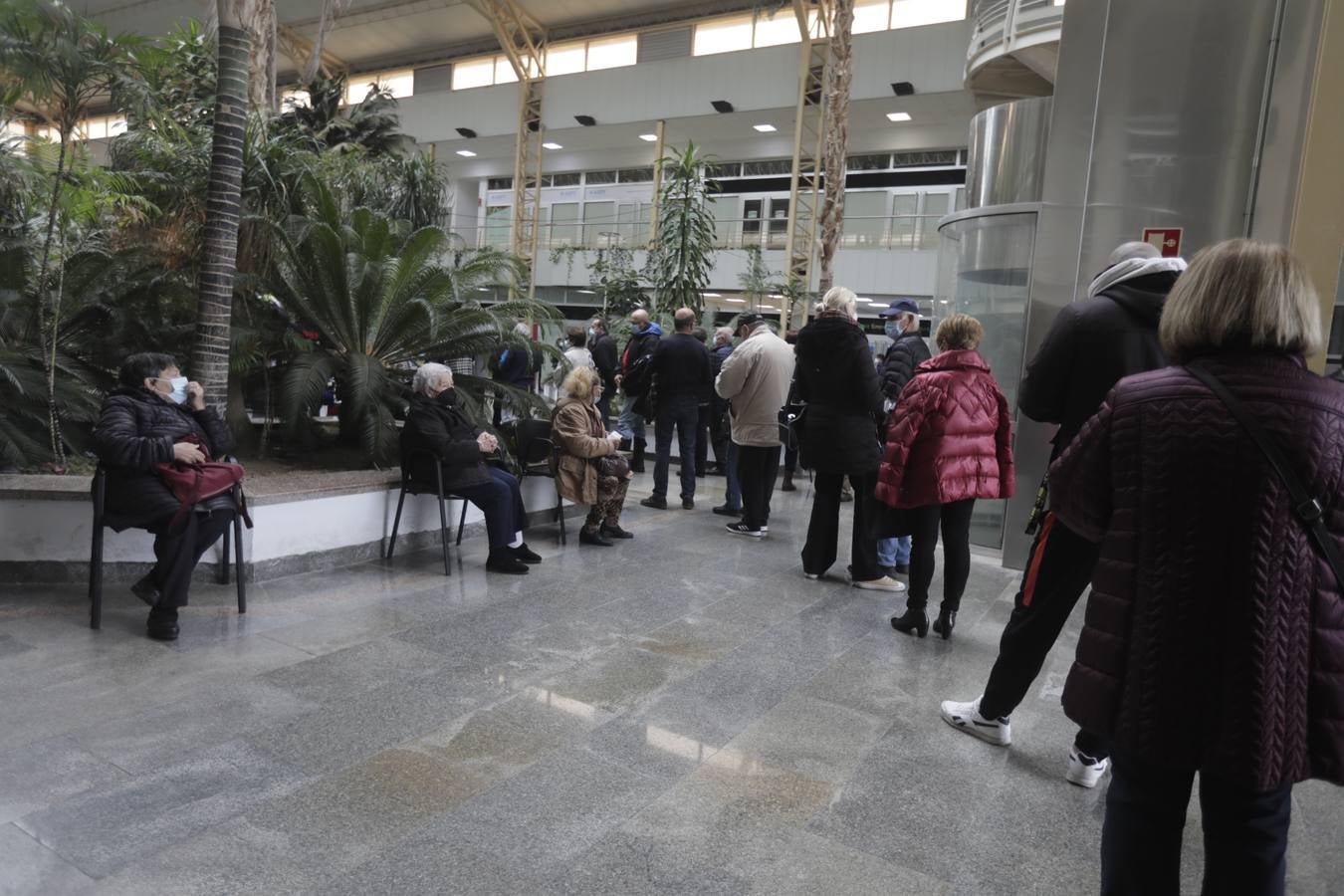 FOTOS: Colas en Cádiz para recibir la tercera dosis del Covid y la vacuna de la gripe