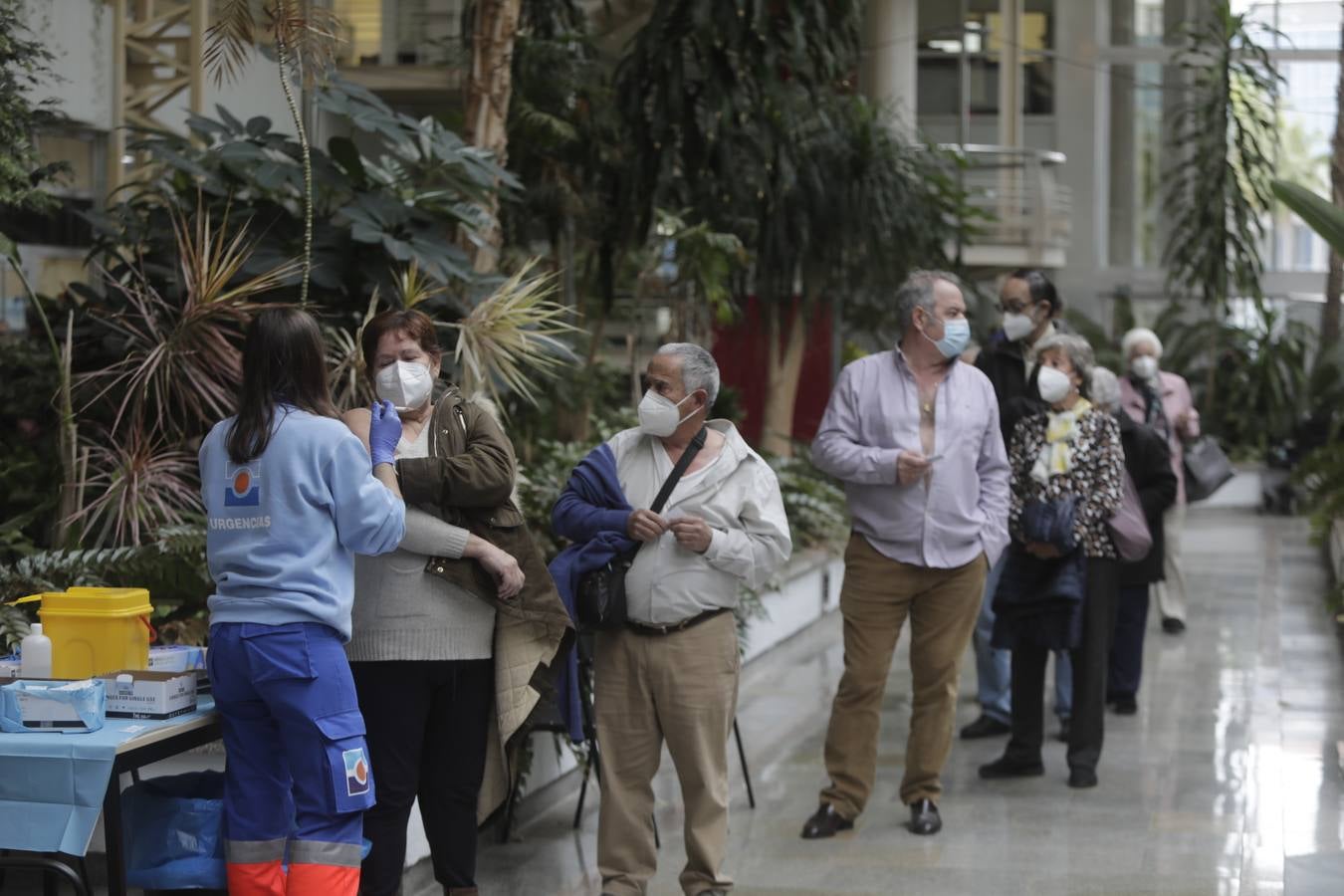 FOTOS: Colas en Cádiz para recibir la tercera dosis del Covid y la vacuna de la gripe