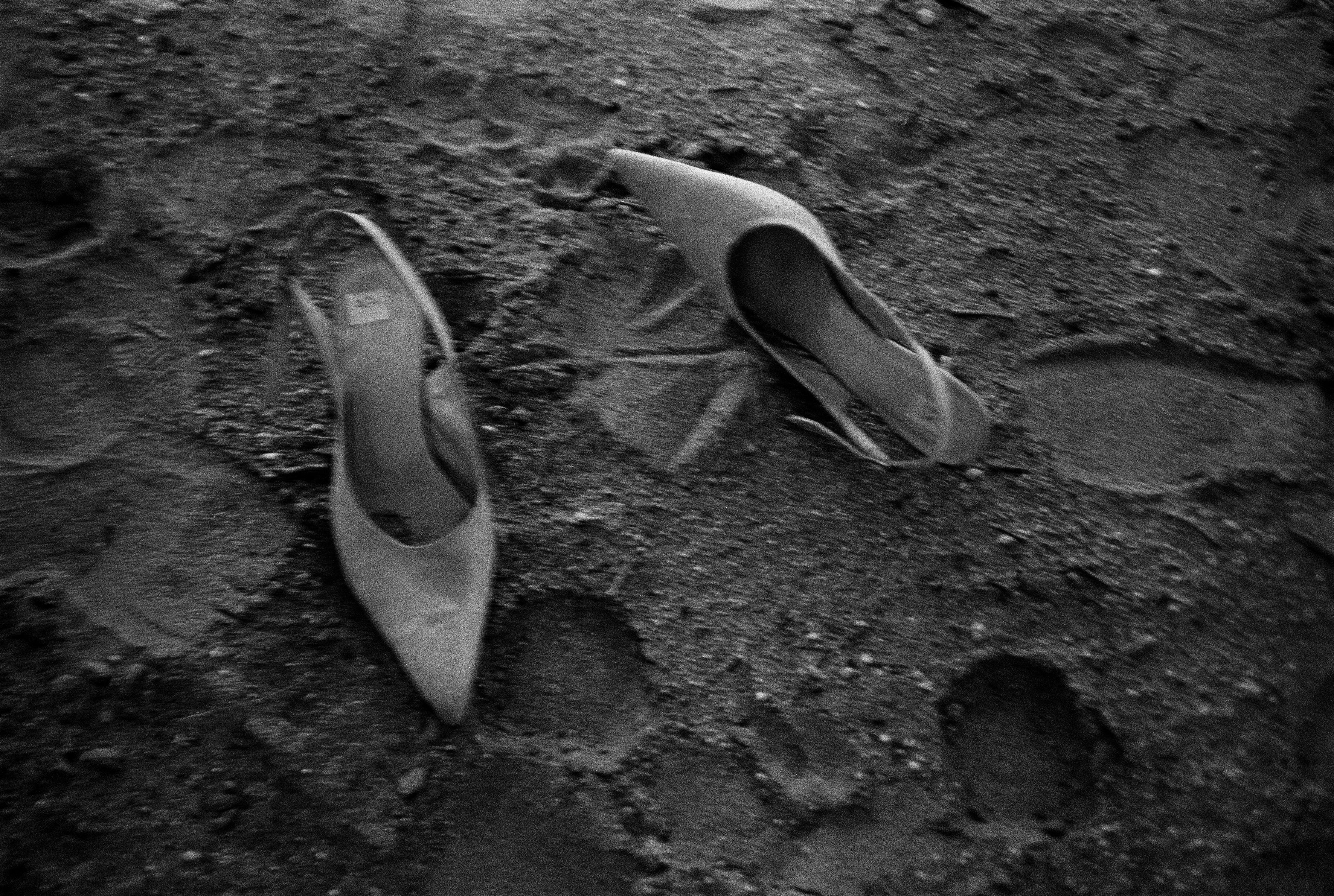 Milla’s shoes, Mojave Desert, 1990 © Peter Lindbergh. Courtesy of Peter Lindbergh Foundation, Paris