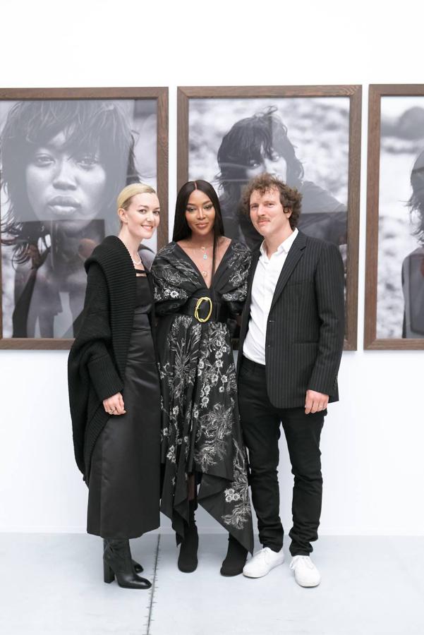 Marta Ortega, Naomi Campbell y Benjamin Lindbergh en la inauguración de la exposición. 