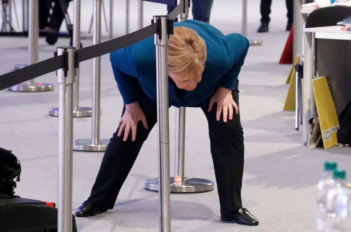 Merkel pasa bajo una cinta durante un congreso de su partido, la CDU, en 2005. 