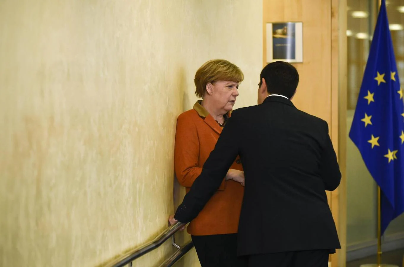 El primer ministro griego Alexis Tsipras habla con Merkel en 2015 en Bruselas. 