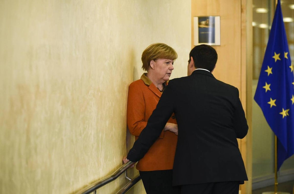 El primer ministro griego Alexis Tsipras habla con Merkel en 2015 en Bruselas. 