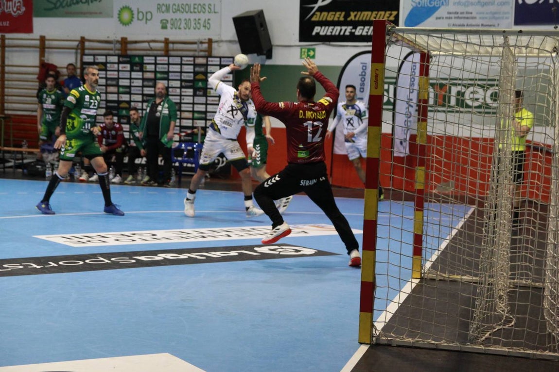 La victoria del Ángel Ximénez ante el Antequera, en imágenes