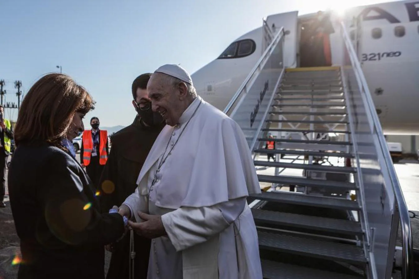 El Papa, a su llegada a Lesbos, recibido por la presidenta griega. 