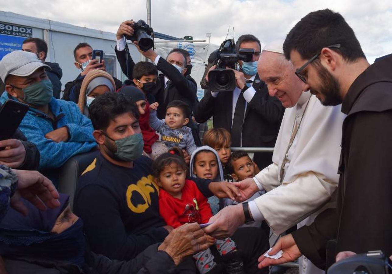 Francisco recoge el obsequio de una anciana a su llegada al campamento. 