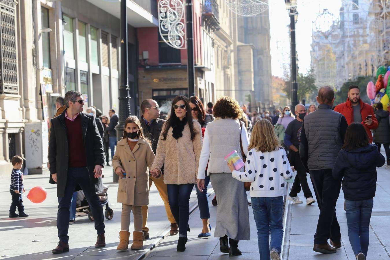 Multitud de sevillanos y turistas por las calles del Centro de Sevilla. ROCÍO RUZ