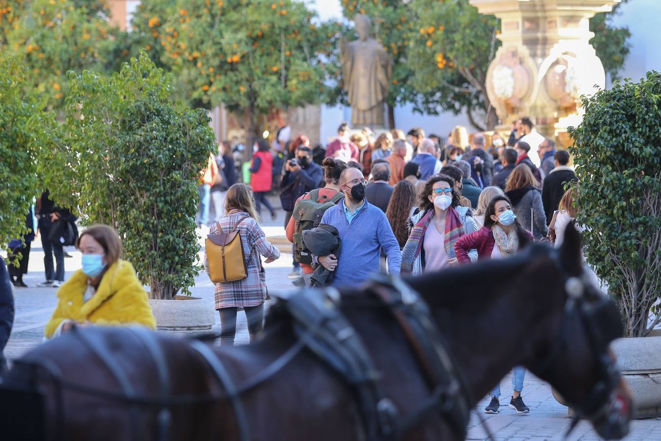 Multitud de sevillanos y turistas por las calles del Centro de Sevilla. ROCÍO RUZ