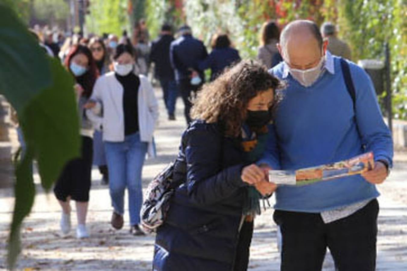 Multitud de sevillanos y turistas por las calles del Centro de Sevilla. ROCÍO RUZ