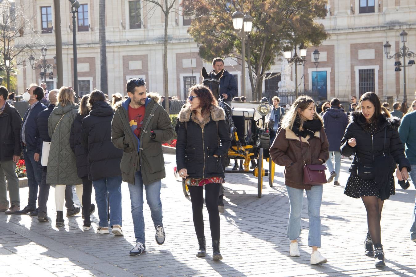 Multitud de sevillanos y turistas por las calles del Centro de Sevilla. ROCÍO RUZ