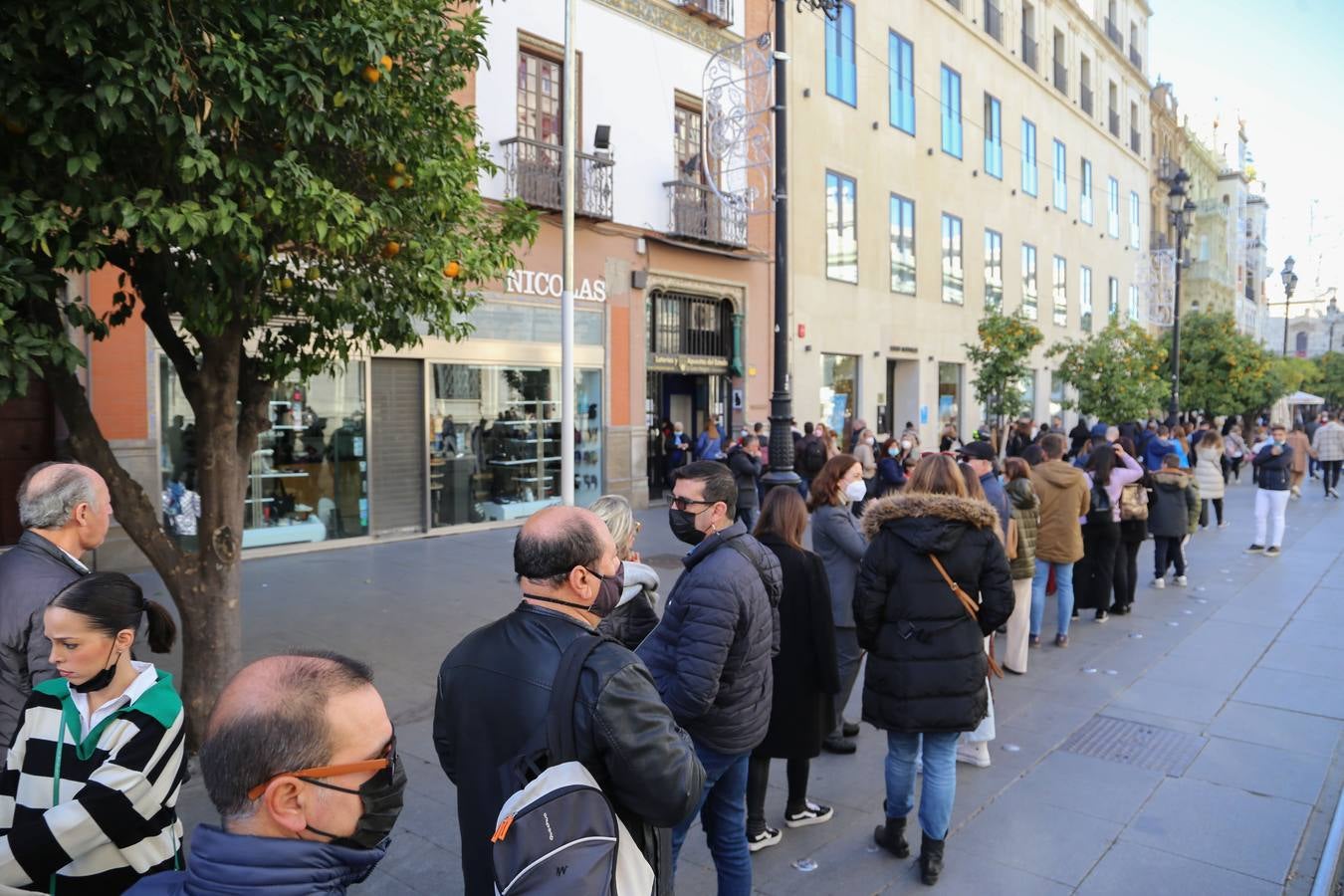 Multitud de sevillanos y turistas por las calles del Centro de Sevilla. ROCÍO RUZ