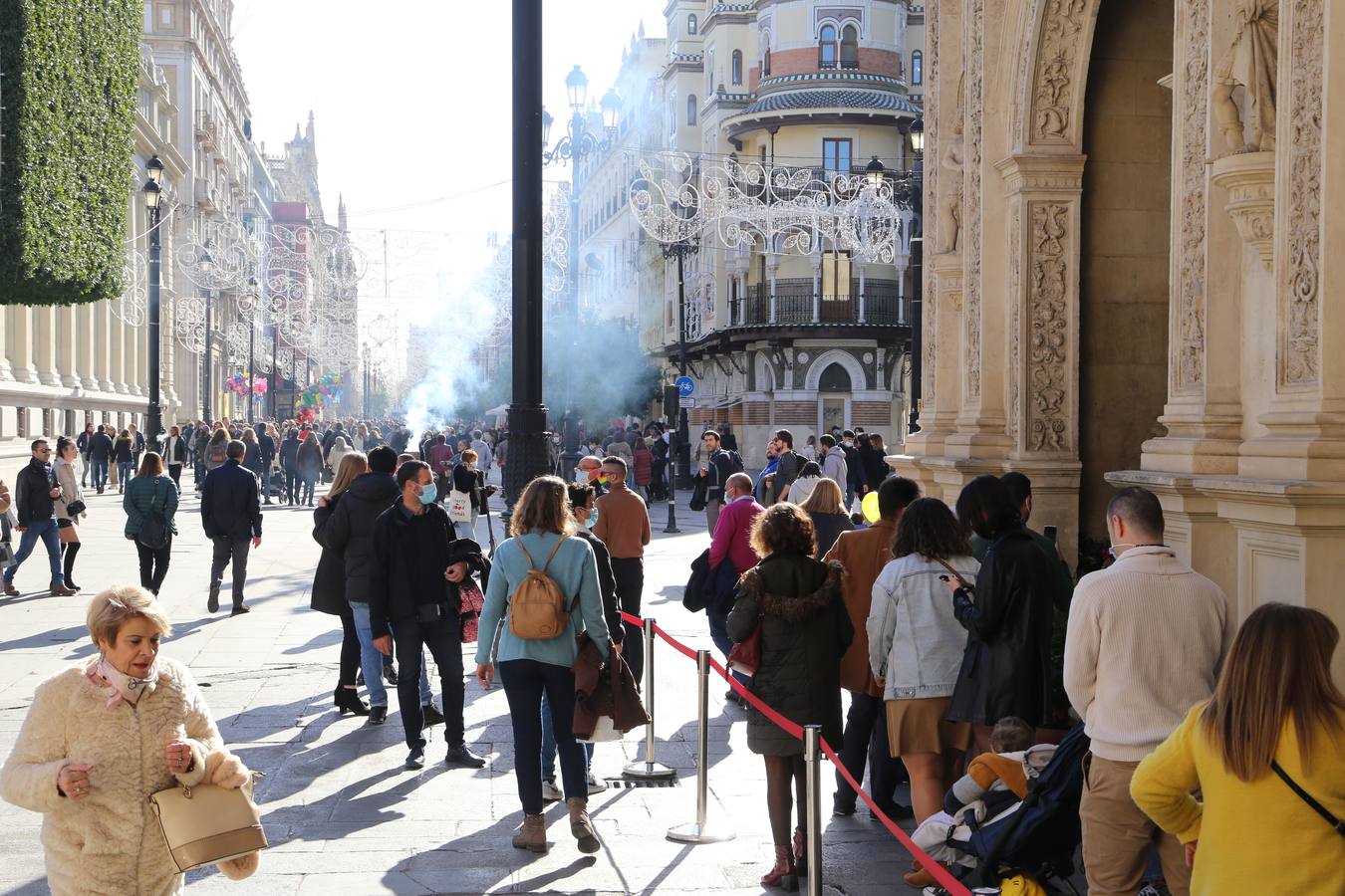 Multitud de sevillanos y turistas por las calles del Centro de Sevilla. ROCÍO RUZ