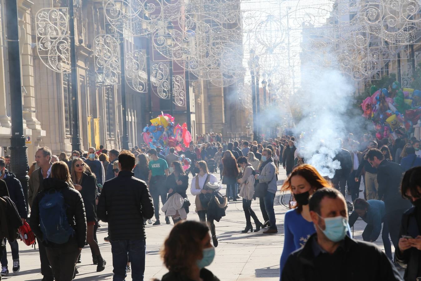 Multitud de sevillanos y turistas por las calles del Centro de Sevilla. ROCÍO RUZ