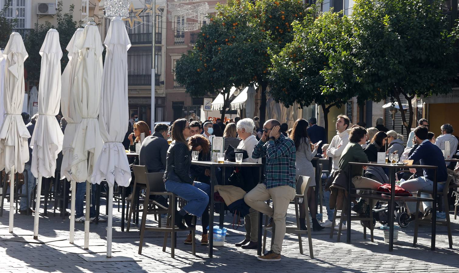 Las terrazas de los bares de Sevilla se preparan para el frío. MANUEL GÓMEZ