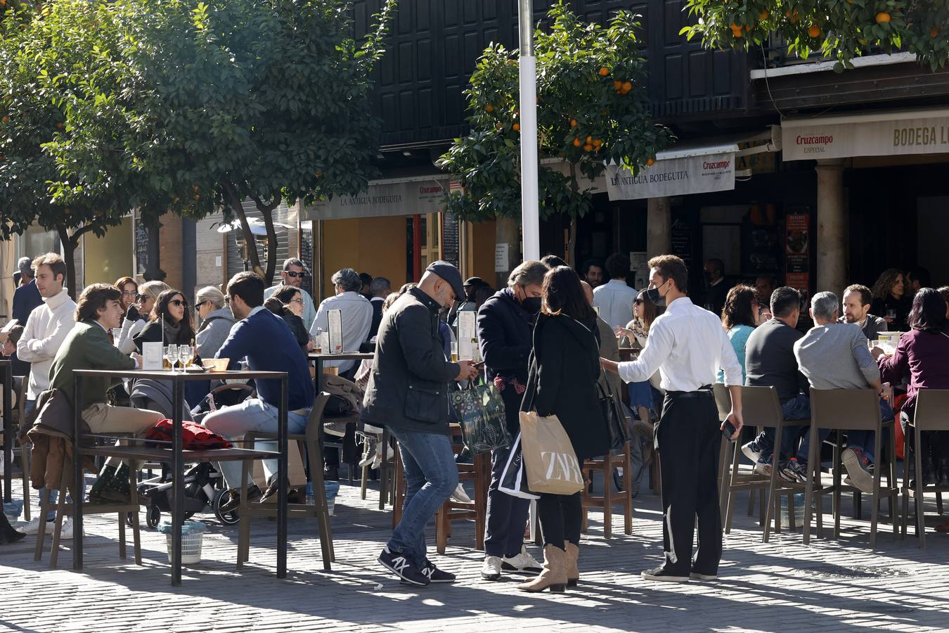 Las terrazas de los bares de Sevilla se preparan para el frío. MANUEL GÓMEZ