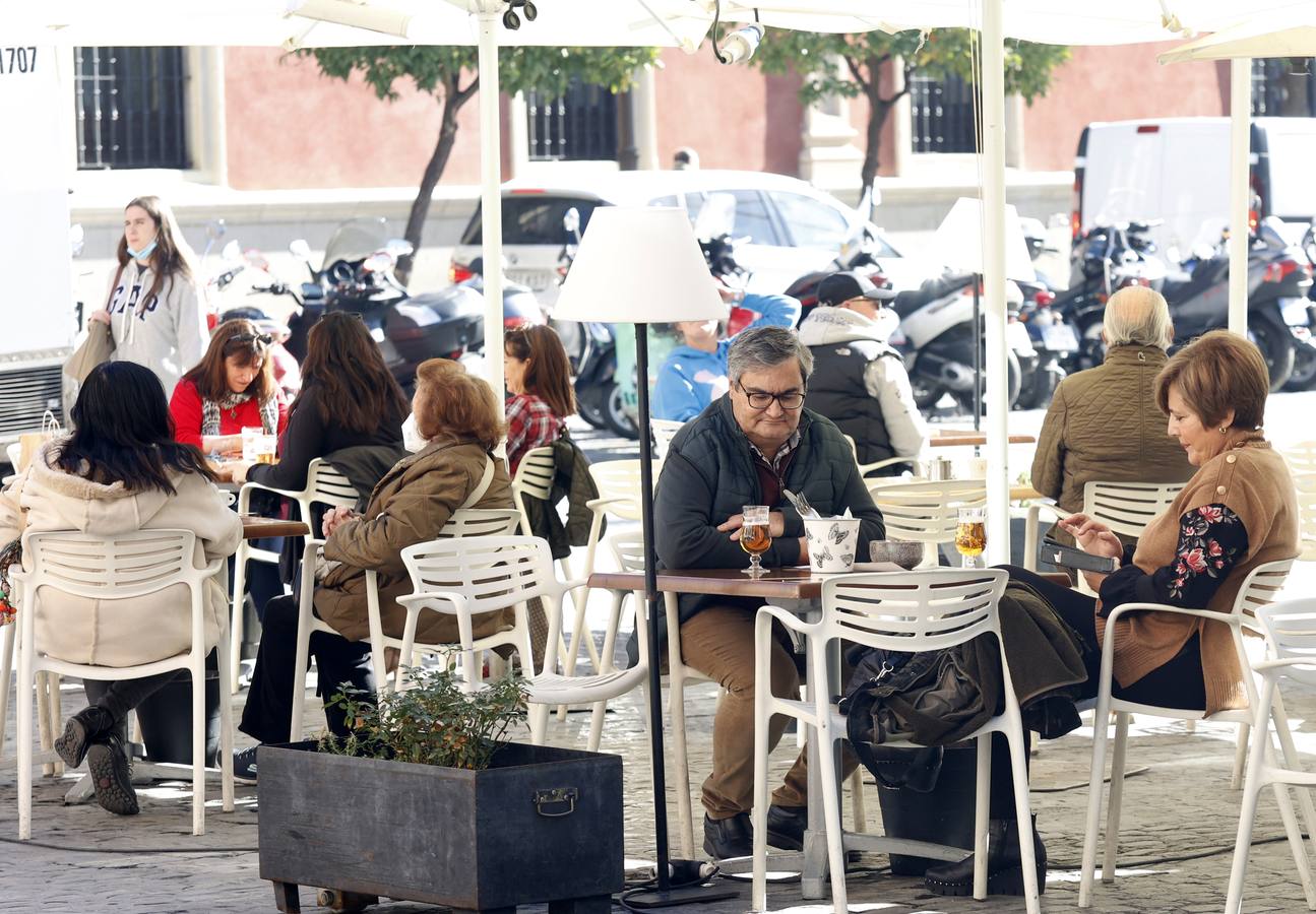 Las terrazas de los bares de Sevilla se preparan para el frío. MANUEL GÓMEZ