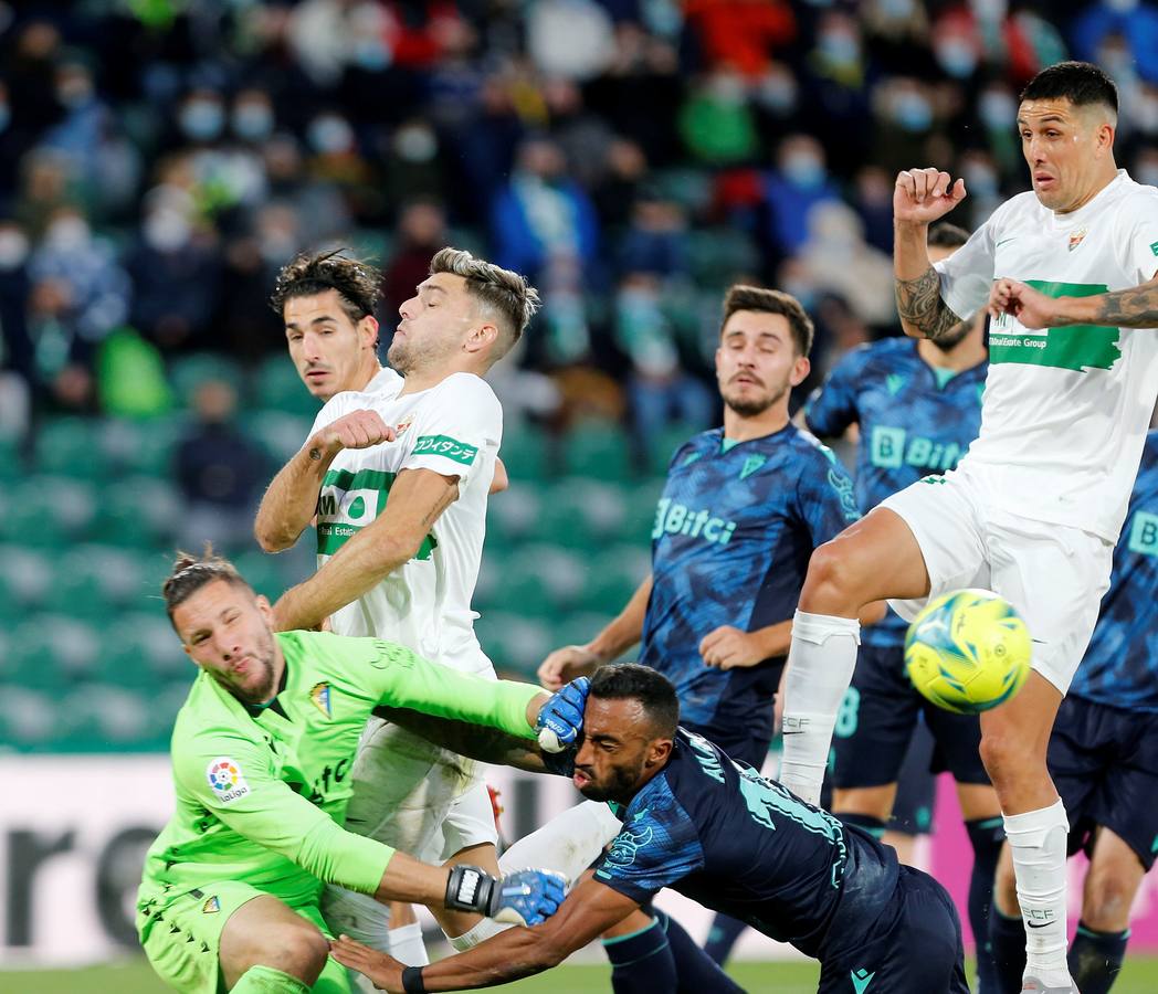 El Elche-Cádiz CF, en imágenes: la cara de la derrota