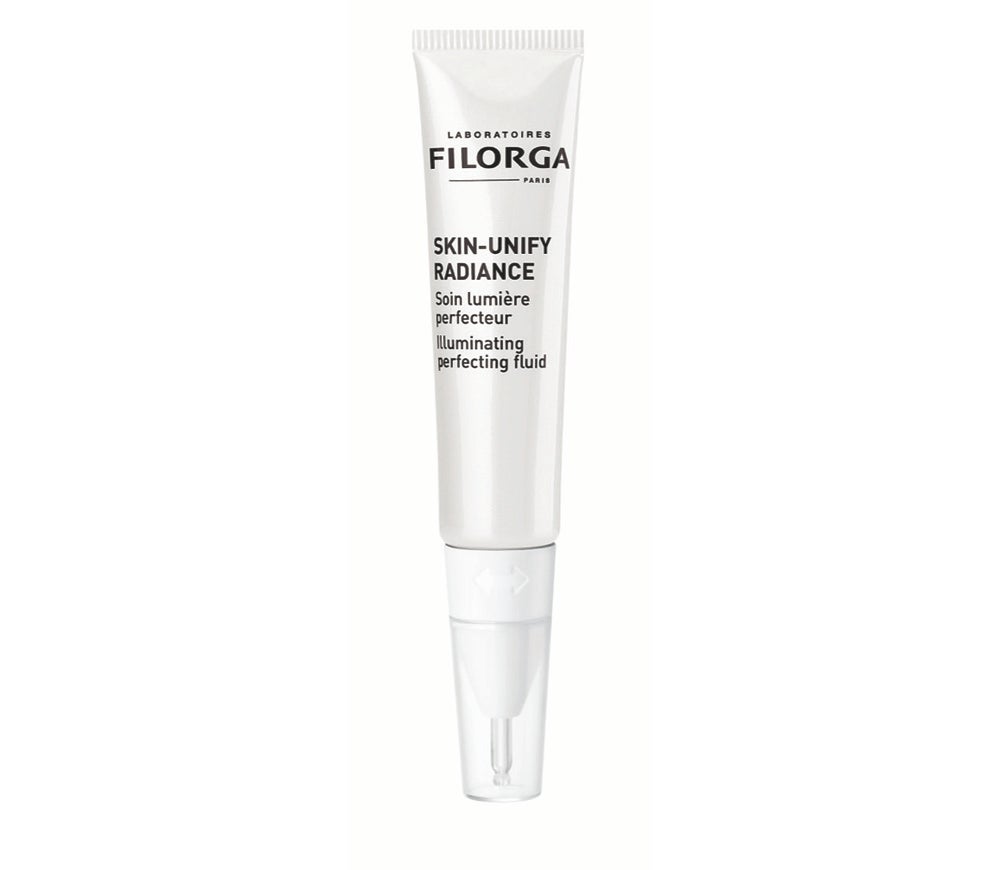 Tratamiento iluminador facial. Un plus para un rostro más luminoso, antes de aplicar el maquillaje. Skin-Unify Radiance de Filorga (39,90 €) es un fluido enriquecido con perlas iridiscentes, que se aplica en las zonas reflectoras de luz (pómulos, arcos superciliares, puente nasal, arco de cupido y mentón) para aportar un toque de luminosidad al instante. Mitad cuidado, mitad iluminador, esta fórmula inspirada en 3 técnicas de medicina estética (láser, peeling y medical strobing), perfecciona la tez y le aporta luminosida. Contiene, además, vitamina C+ glabridina + extracto de alga asociados a un activo renovador de origen vegetal para revelar un cutis perfecto.