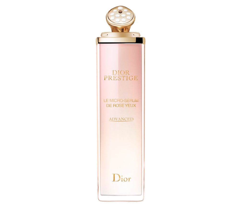 Hidratar el contorno de los ojos. Es importante que esta zona esté bien hidratada para que no se marquen las arrugas. El sérum para el contorno de ojos Le Micro-Serum de Rose Yeux Advanced de Dior (208 €) destaca por su efecto lifting y rejuvenecedor. La fórmula, con un 97% de ingredientes de origen natural, alisa las arrugas, mejora el aspecto de las bolsas y de las ojeras. Su aplicador, de diseño ergonómico con 11 microperlas estimulantes y giratorias, mejora la eficacia del sérum, para iluminar la zona de la mirada. Además, protege contra los efectos dañinos de las agresiones externas, como la luz azul.