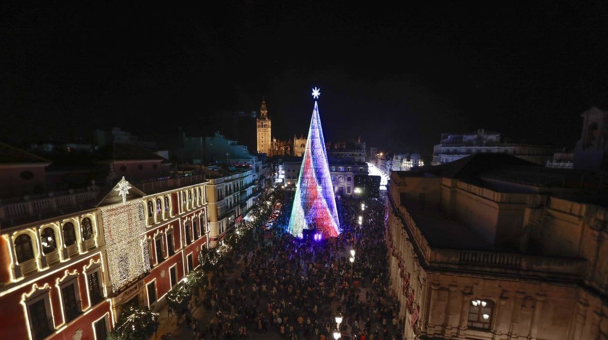 La Navidad ya ilumina la Plaza de San Francisco