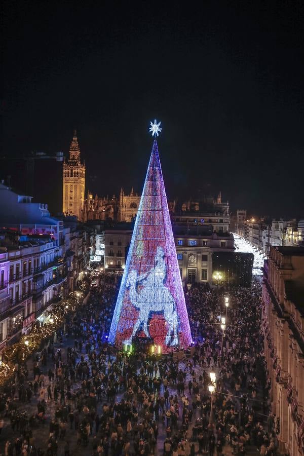 Encendido del árbol de luces led en la Plaza de San Francisco. RAÚL DOBLADO