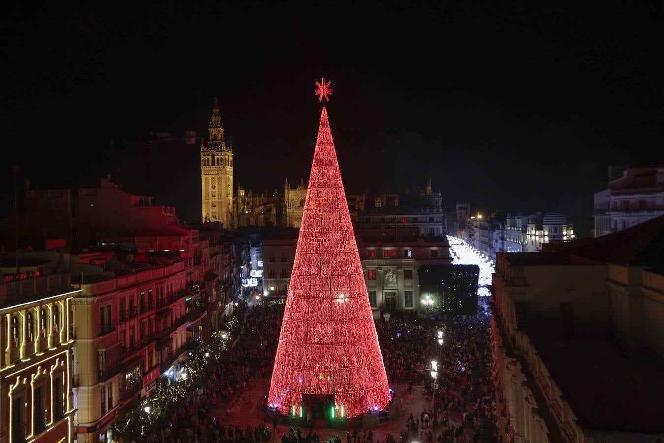 Encendido del árbol de luces led en la Plaza de San Francisco. RAÚL DOBLADO