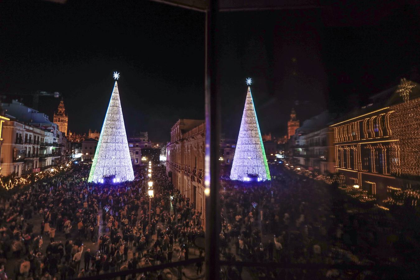 Encendido del árbol de luces led en la Plaza de San Francisco. RAÚL DOBLADO
