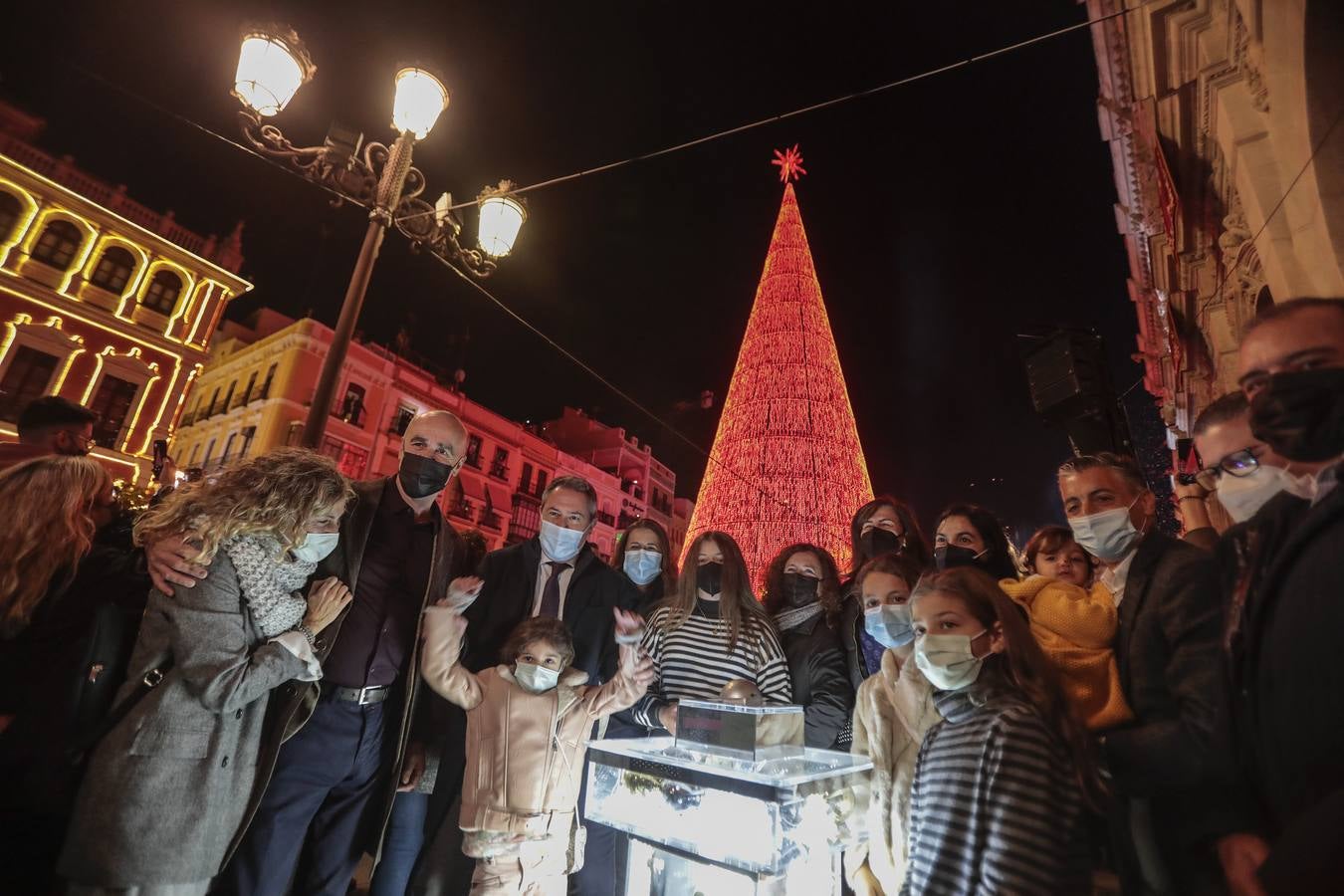 Encendido del árbol de luces led en la Plaza de San Francisco. RAÚL DOBLADO