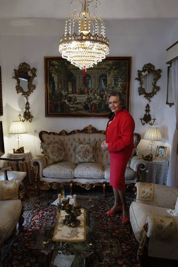 Manolita Chen rodeada por muchos recuerdos en su casa de Arcos de la Frontera. MANUEL GÓMEZ