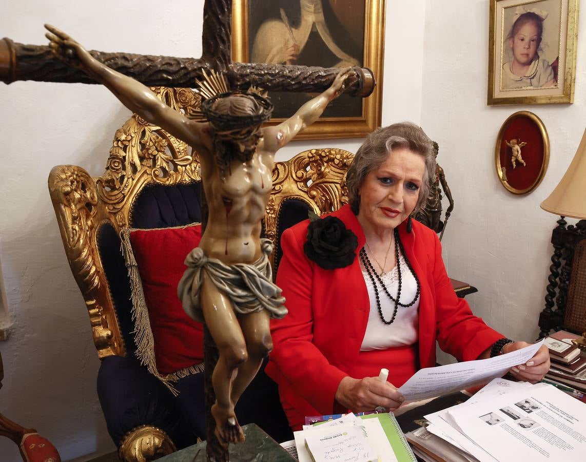 Manolita Chen rodeada por muchos recuerdos en su casa de Arcos de la Frontera. MANUEL GÓMEZ