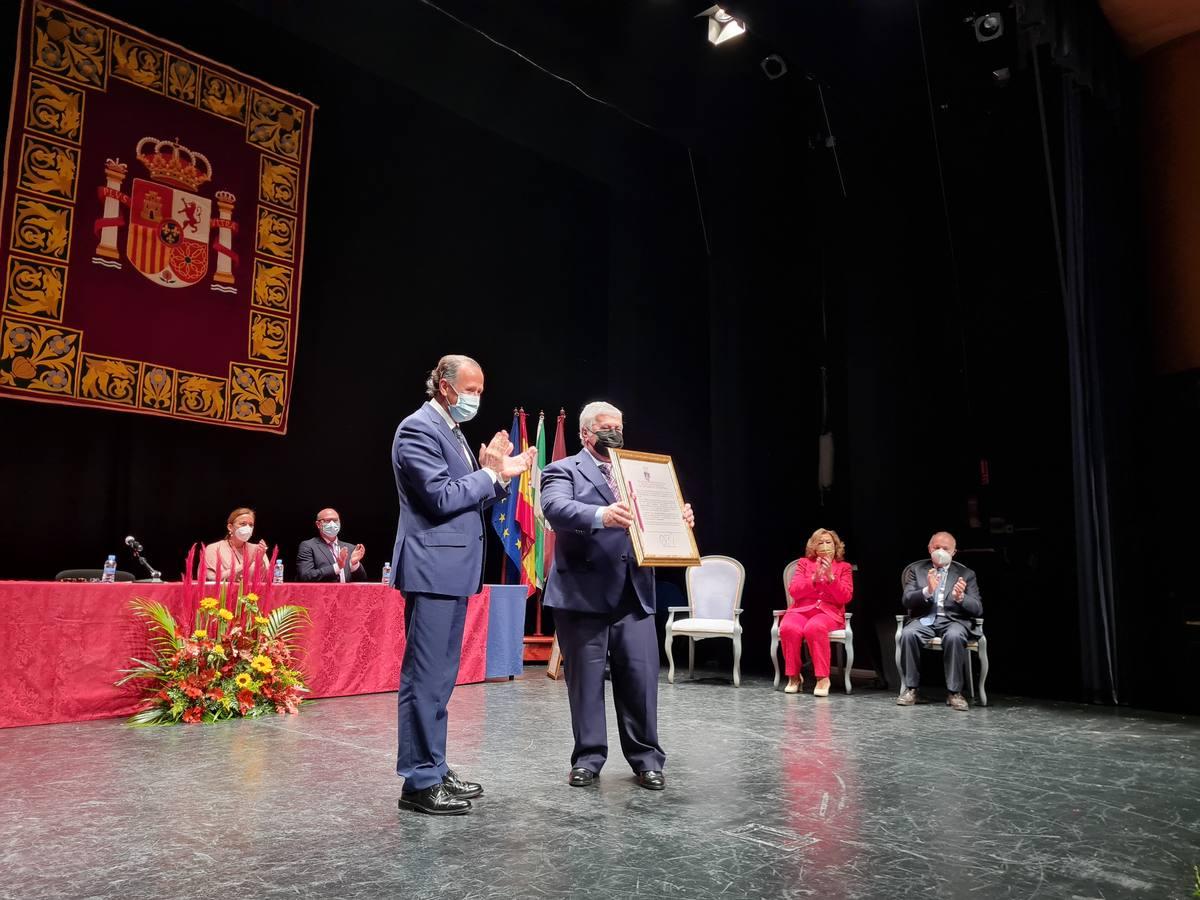 Fotos: Entrega de insignias de oro en Chiclana en el Día de la Constitución