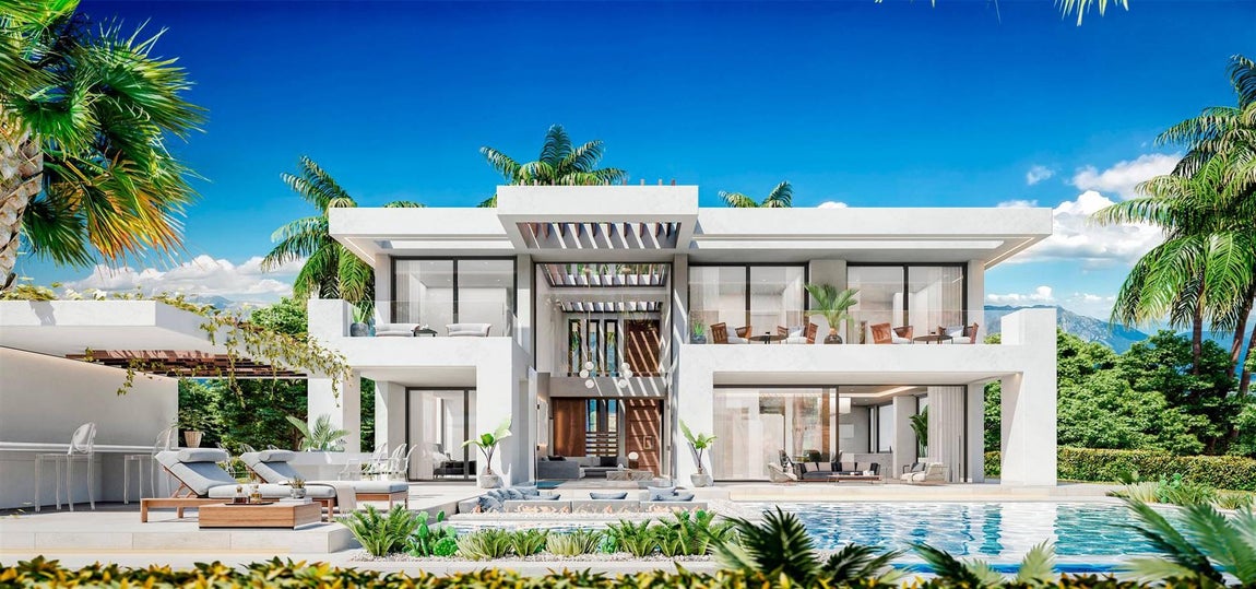 La mansión de Cristiano Ronaldo en Marbella. Aunque la adquirió en 2019, no trascendió su compra hasta hace unas semanas y todavía faltan varios meses para que termine de construirse. Se trata de una mansión en La Resina Golf &amp; Country Club, una de las zonas más exclusivas de Estepona, a dos pasos de otras propiedades de deportistas que también han sucumbido al encanto malagueño <a href="https://www.abc.es/summum/living/casas/abci-nuevo-capricho-mcgregor-mansiones-40837447563-20200610113314_galeria.html" target="_blank">como por ejemplo Conor McGregor.</a>