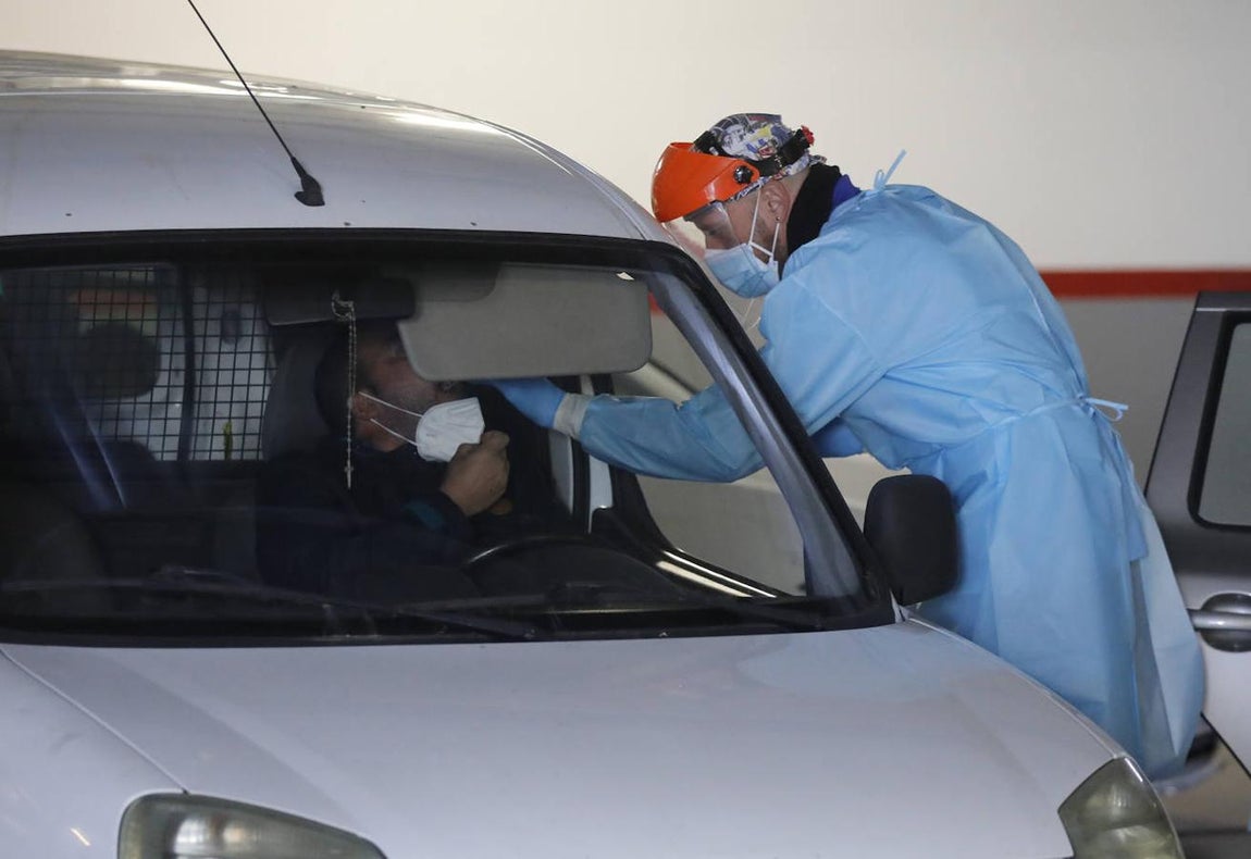 El autocovid del centro Castilla del Pino en Córdoba, en imágenes