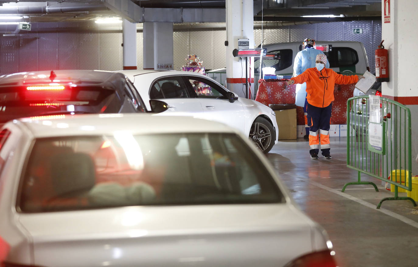 El autocovid del centro Castilla del Pino en Córdoba, en imágenes