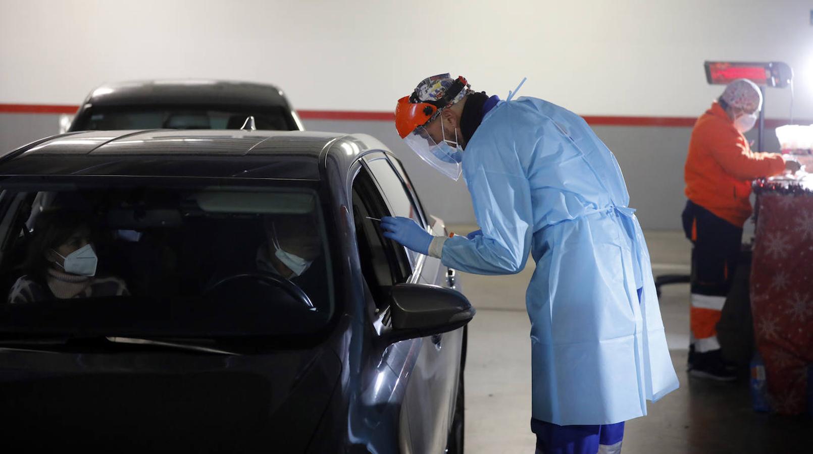 El autocovid del centro Castilla del Pino en Córdoba, en imágenes