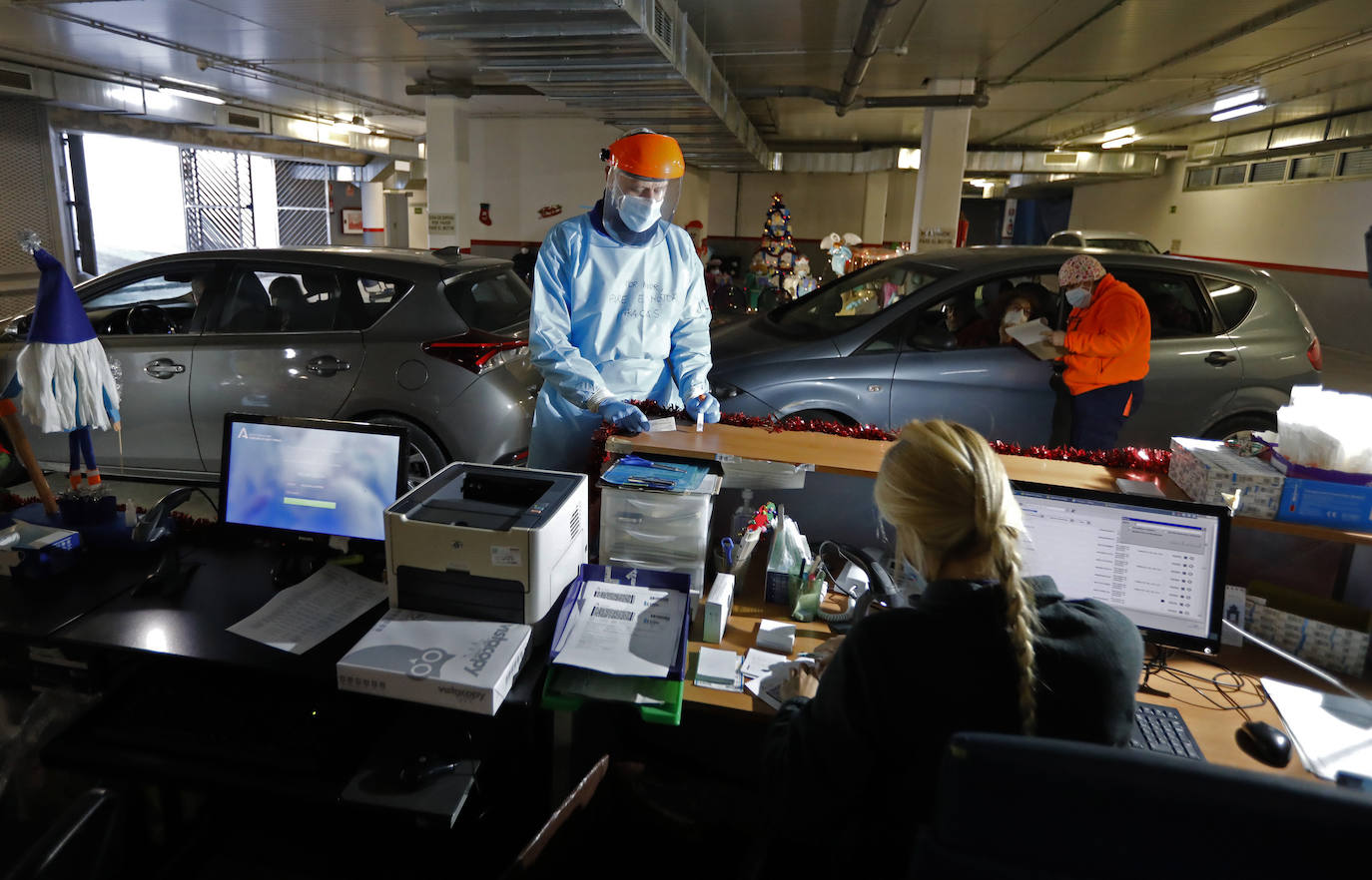 El autocovid del centro Castilla del Pino en Córdoba, en imágenes