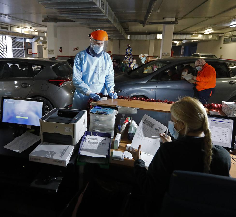 El autocovid del centro Castilla del Pino en Córdoba, en imágenes