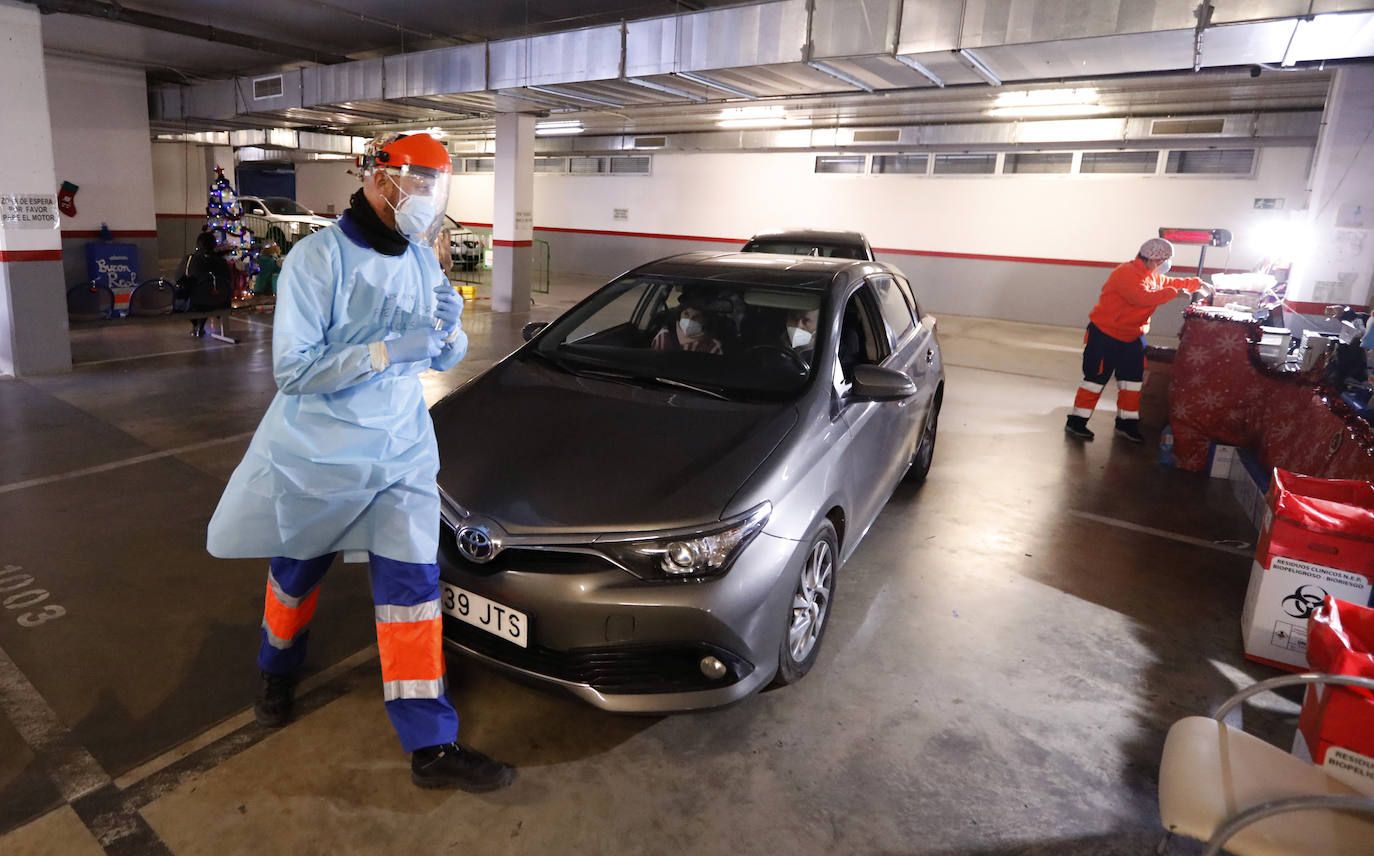 El autocovid del centro Castilla del Pino en Córdoba, en imágenes