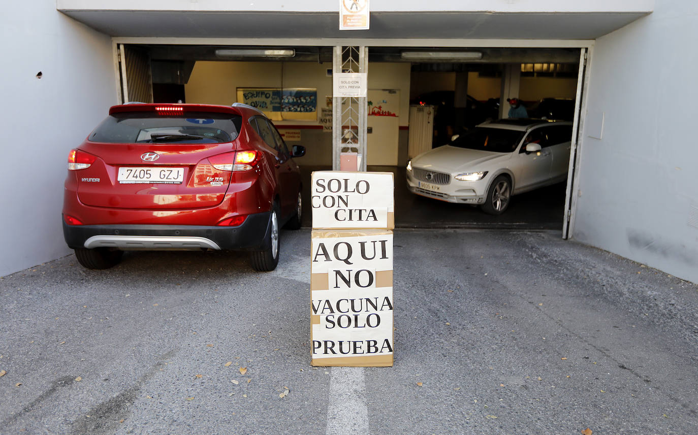 El autocovid del centro Castilla del Pino en Córdoba, en imágenes