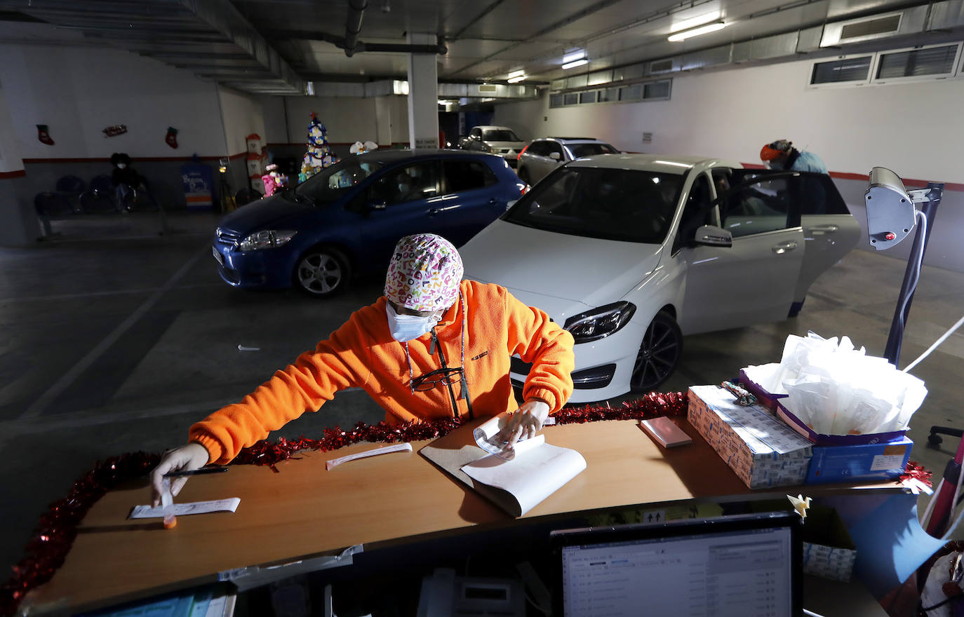 El autocovid del centro Castilla del Pino en Córdoba, en imágenes