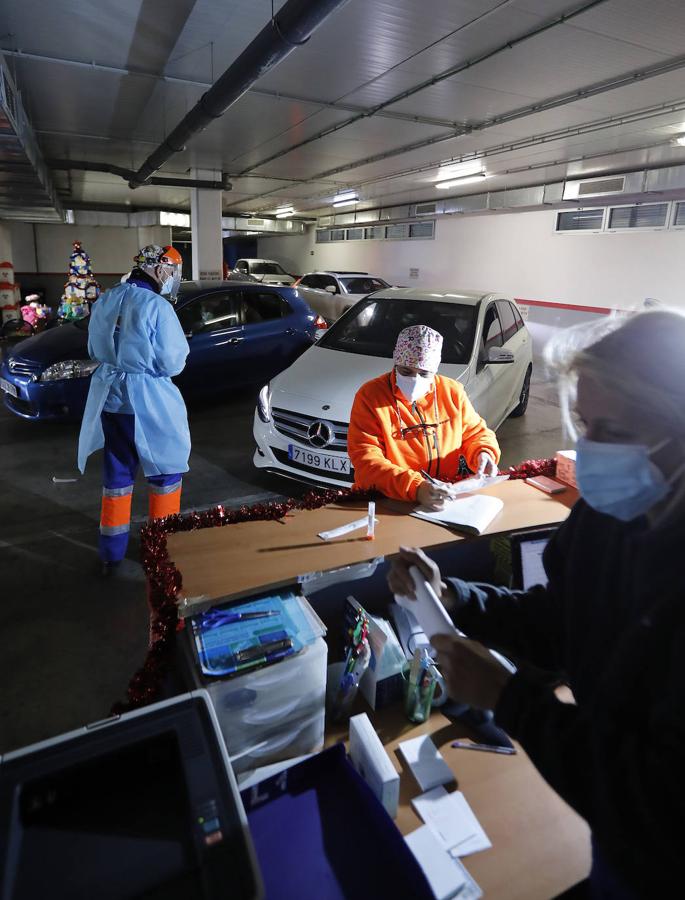 El autocovid del centro Castilla del Pino en Córdoba, en imágenes