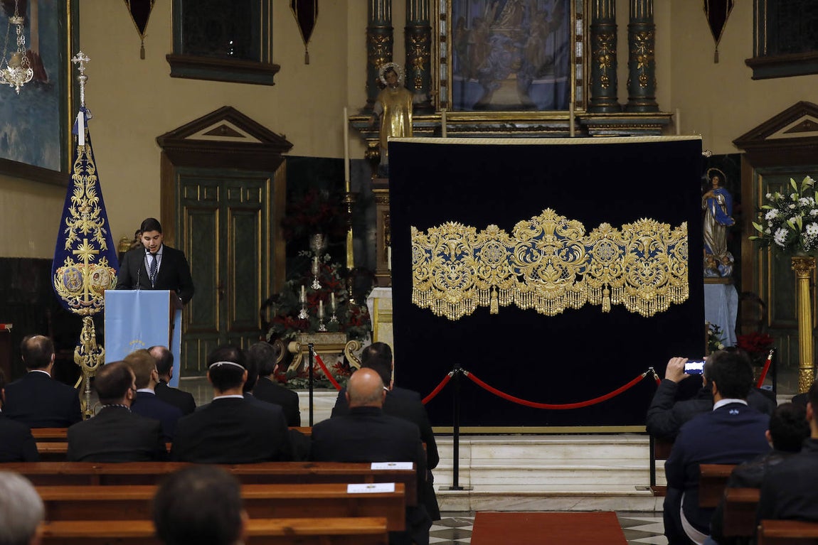 La bambalina del palio de la Virgen de la Piedad de Córdoba, en imágenes