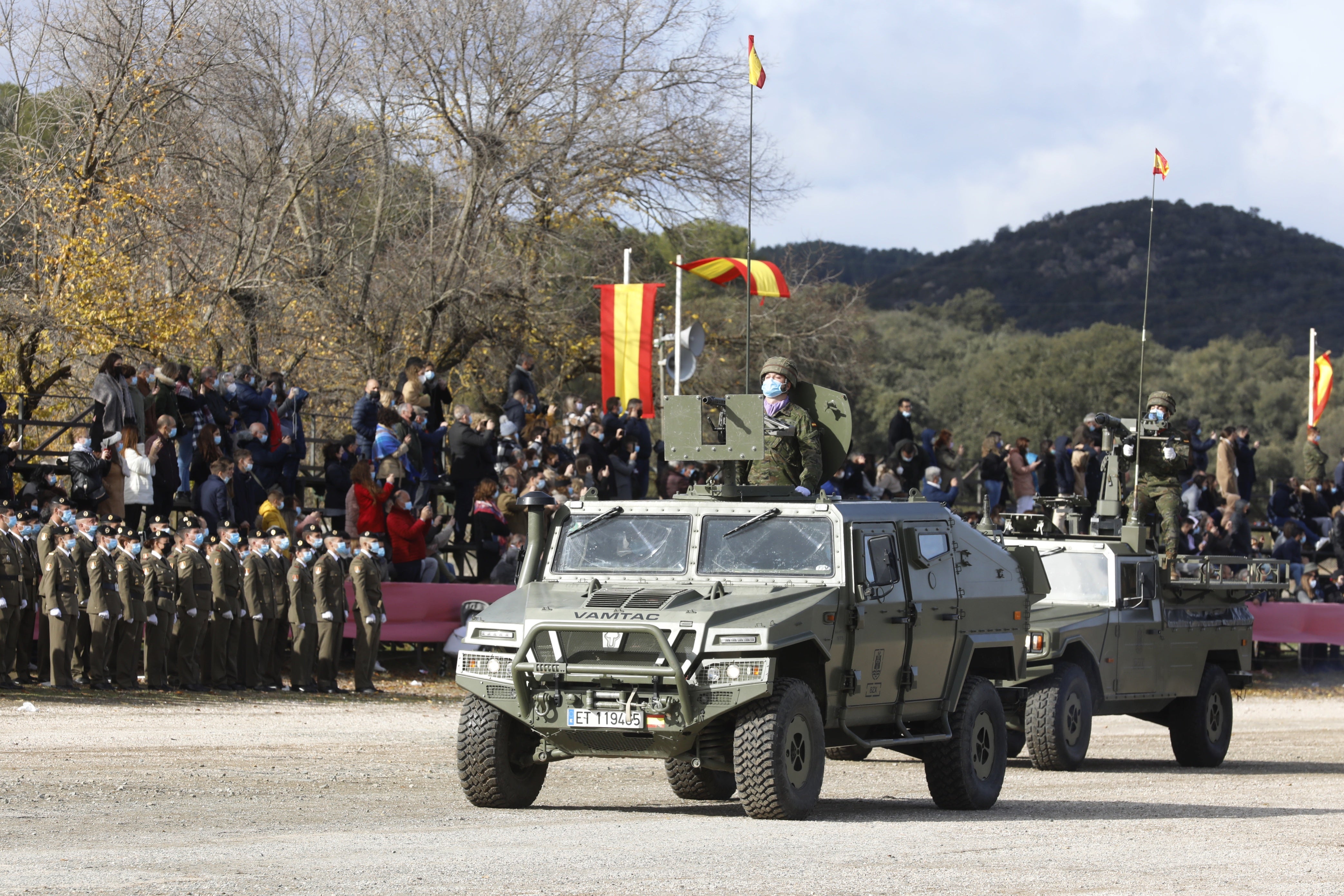 El desfile de la BRI X de Córdoba por el Día de la Inmaculada, en imágenes