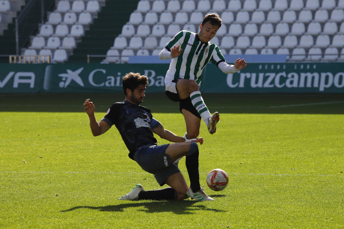 El partido del Córdoba B y el Recreativo de Huelva, en imágenes