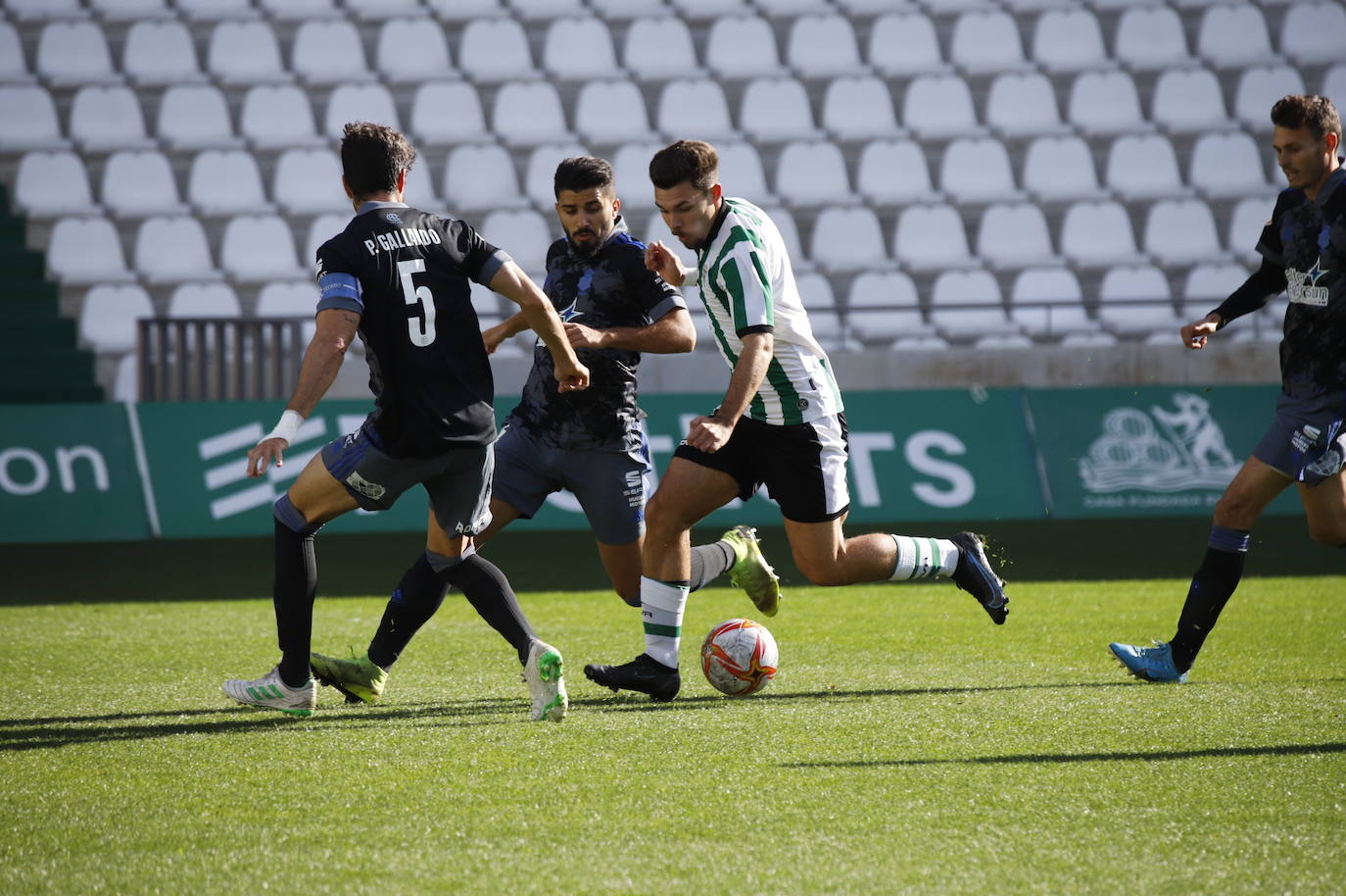 El partido del Córdoba B y el Recreativo de Huelva, en imágenes