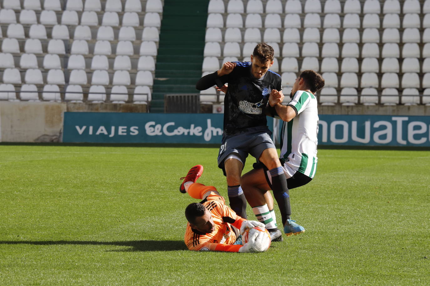 El partido del Córdoba B y el Recreativo de Huelva, en imágenes