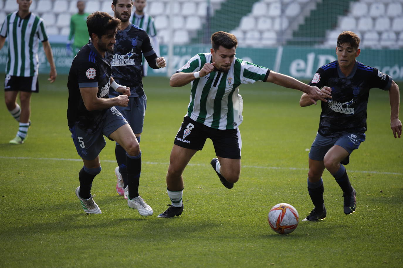 El partido del Córdoba B y el Recreativo de Huelva, en imágenes