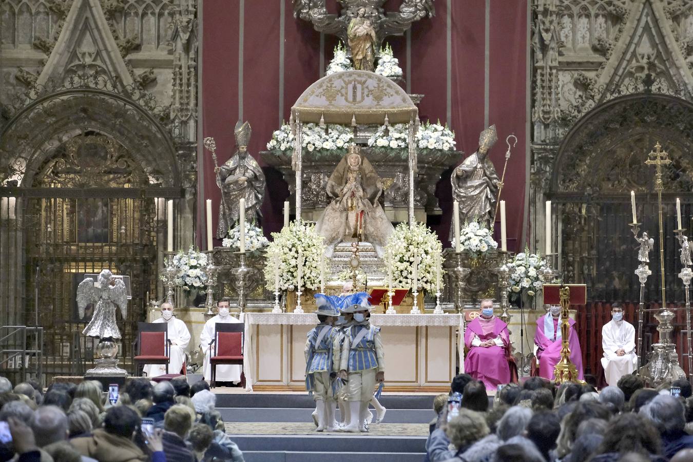 Los seises bailan en honor de la Inmaculada