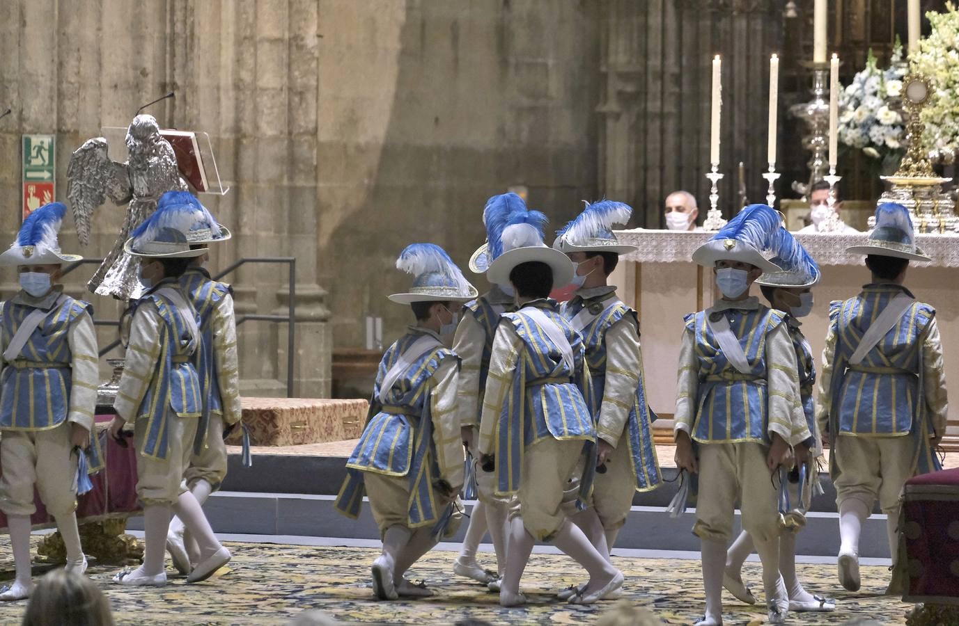 Los seises bailan en honor de la Inmaculada